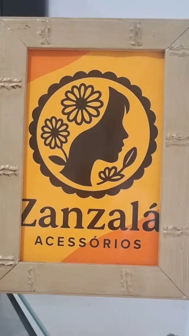 O logo da Zanzalá emoldurado na loja